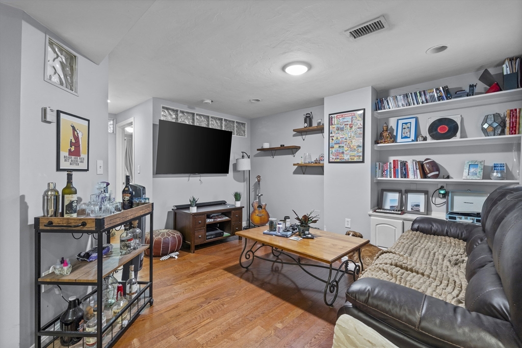 1 bed, 1 bath apartment for rent at 11 Gates Unit B, South Boston — photo 2 of 10