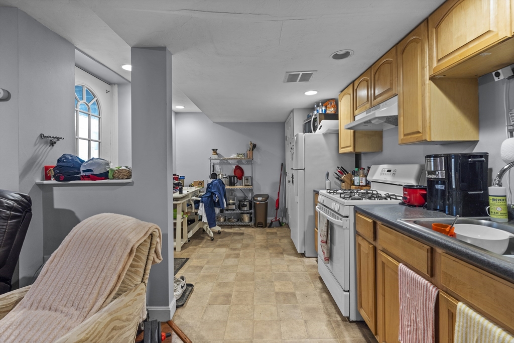 1 bed, 1 bath apartment for rent at 11 Gates Unit B, South Boston — photo 4 of 10