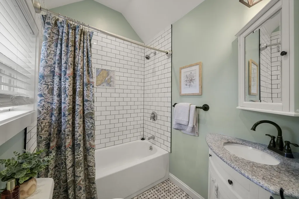 3 bed, 2 bath apartment for rent at 11 Gingerbread Hill, Marblehead — photo 14 of 20