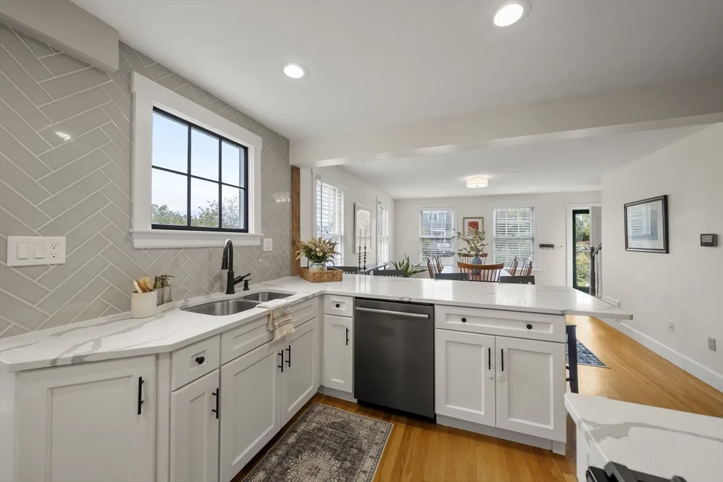 3 bed, 2 bath apartment for rent at 11 Gingerbread Hill, Marblehead — photo 6 of 20