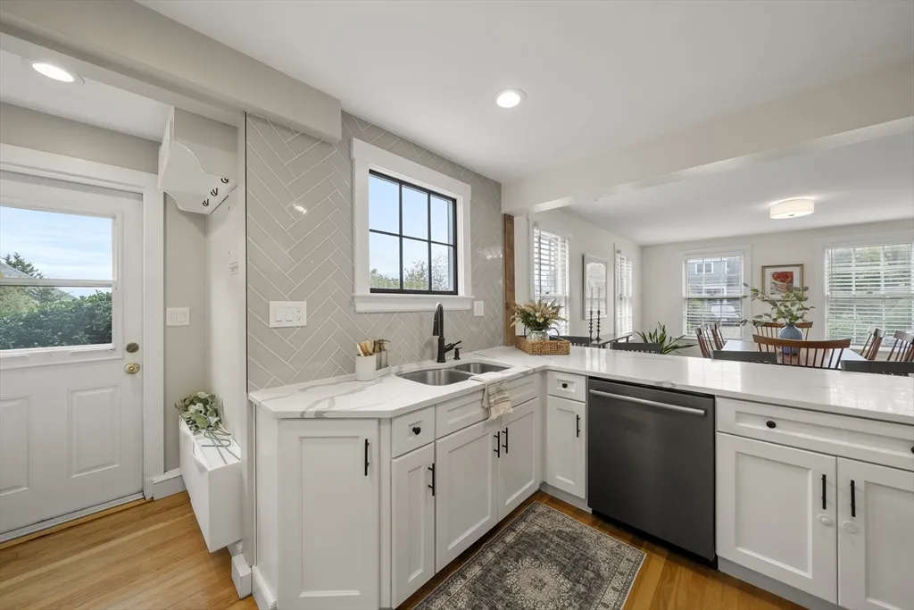 3 bed, 2 bath apartment for rent at 11 Gingerbread Hill, Marblehead — photo 7 of 20