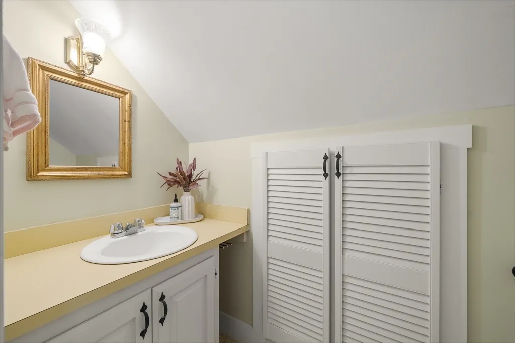3 bed, 2 bath apartment for rent at 11 Gingerbread Hill, Marblehead — photo 20 of 20