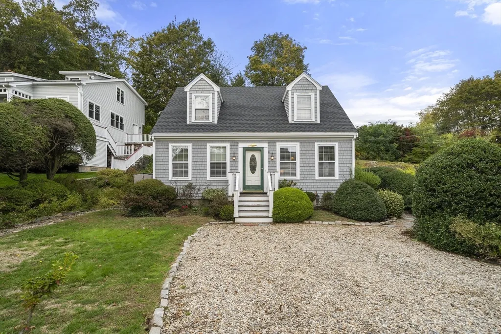 3 bed, 2 bath apartment for rent at 11 Gingerbread Hill, Marblehead — photo 2 of 20