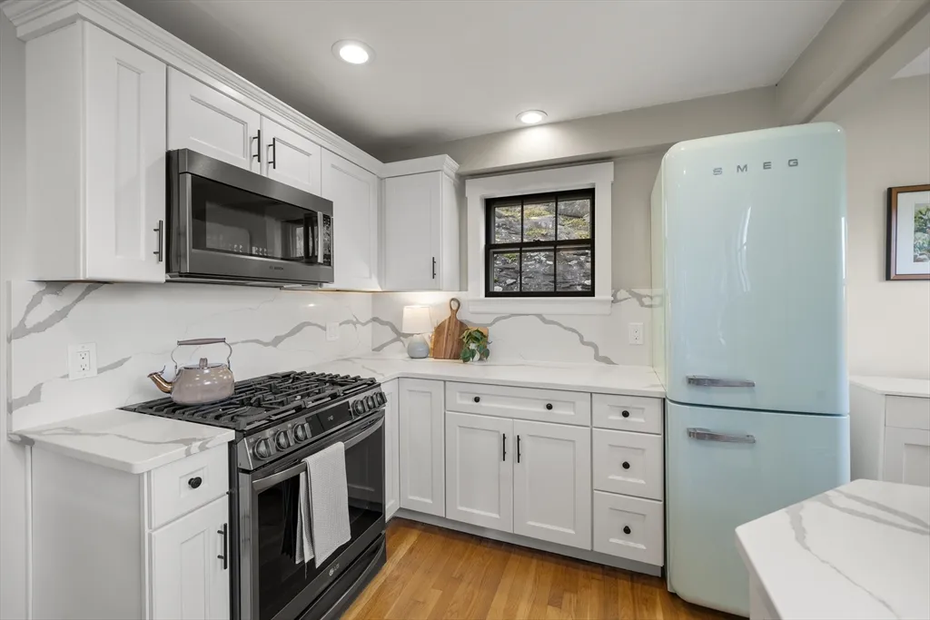 3 bed, 2 bath apartment for rent at 11 Gingerbread Hill, Marblehead — photo 10 of 20