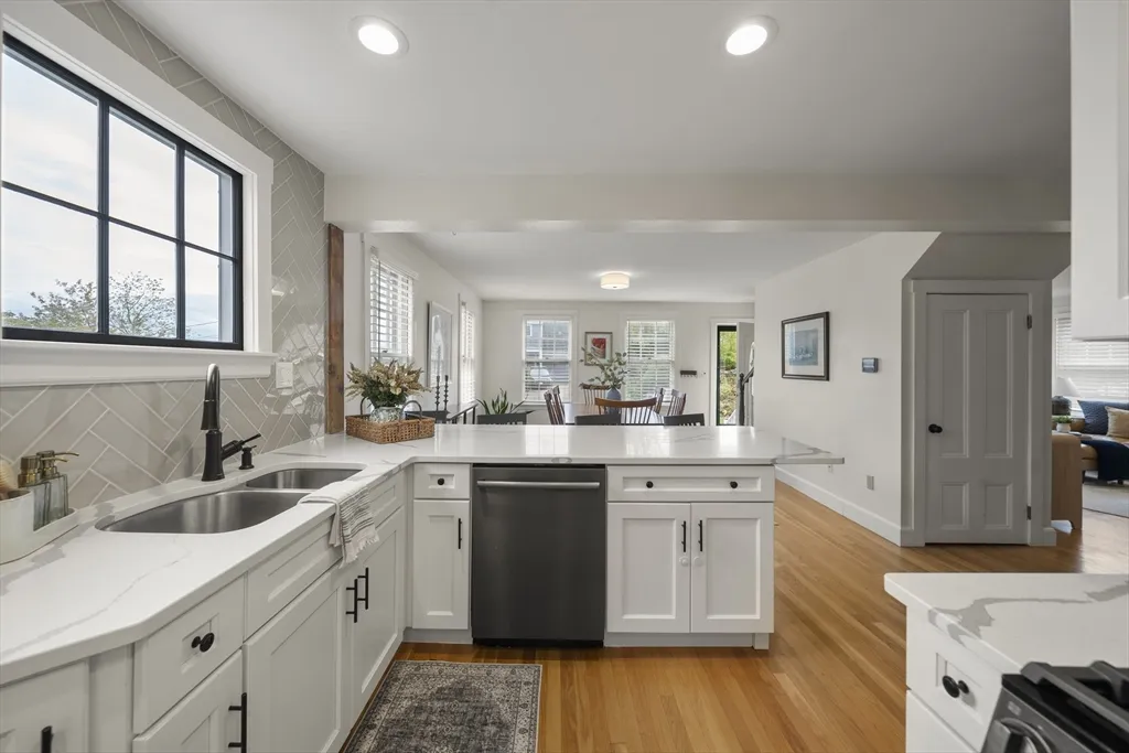 3 bed, 2 bath apartment for rent at 11 Gingerbread Hill, Marblehead — photo 8 of 20
