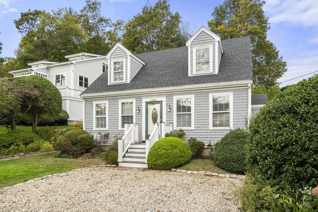 3 bed, 2 bath apartment for rent at 11 Gingerbread Hill, Marblehead — photo 1 of 20