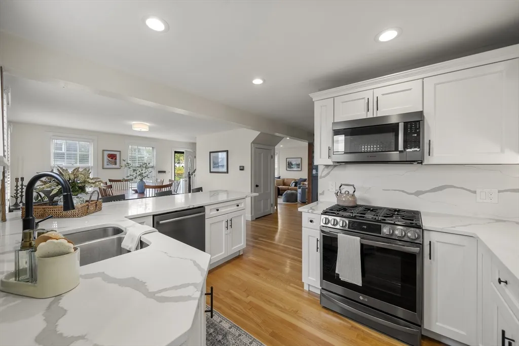 3 bed, 2 bath apartment for rent at 11 Gingerbread Hill, Marblehead — photo 9 of 20