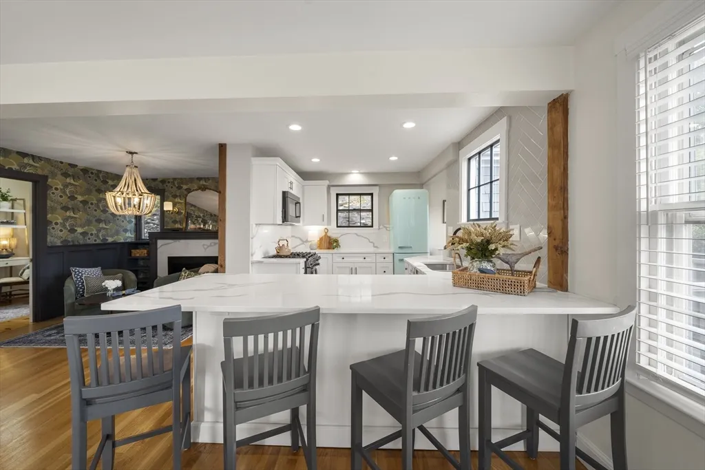 3 bed, 2 bath apartment for rent at 11 Gingerbread Hill, Marblehead — photo 5 of 20