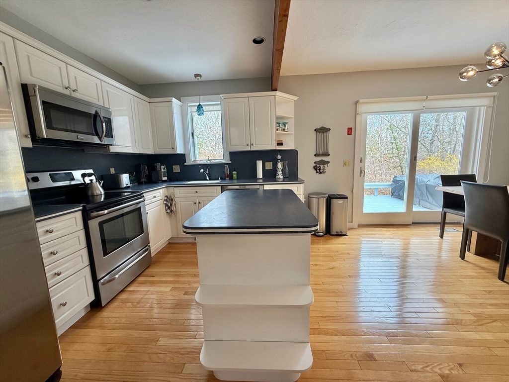 4 bed, 2 bath apartment for rent at 11 High Meadow, Oak Bluffs — photo 9 of 41