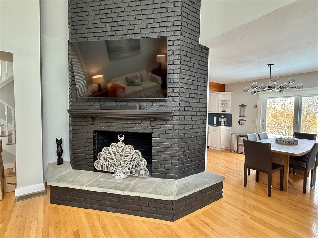 4 bed, 2 bath apartment for rent at 11 High Meadow, Oak Bluffs — photo 4 of 41
