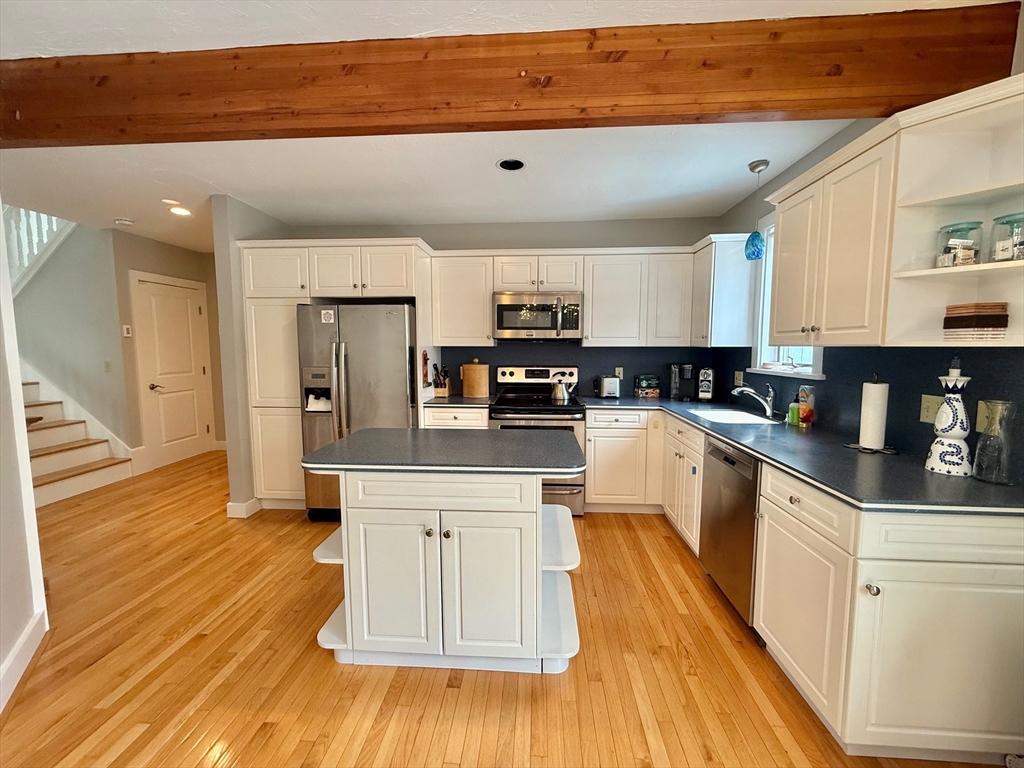 4 bed, 2 bath apartment for rent at 11 High Meadow, Oak Bluffs — photo 8 of 41
