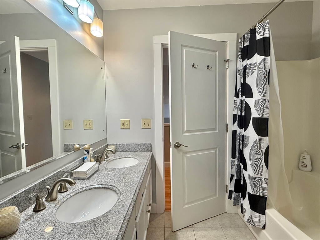 4 bed, 2 bath apartment for rent at 11 High Meadow, Oak Bluffs — photo 34 of 41