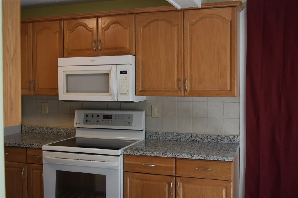3 bed, 2 bath apartment for rent at 11 Hilltop Ln Unit 11, Easton — photo 11 of 31