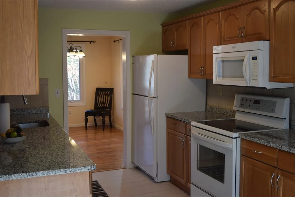 3 bed, 2 bath apartment for rent at 11 Hilltop Ln Unit 11, Easton — photo 9 of 31