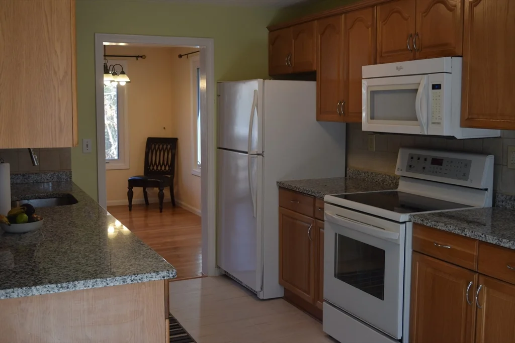 3 bed, 2 bath apartment for rent at 11 Hilltop Ln Unit 11, Easton — photo 10 of 31