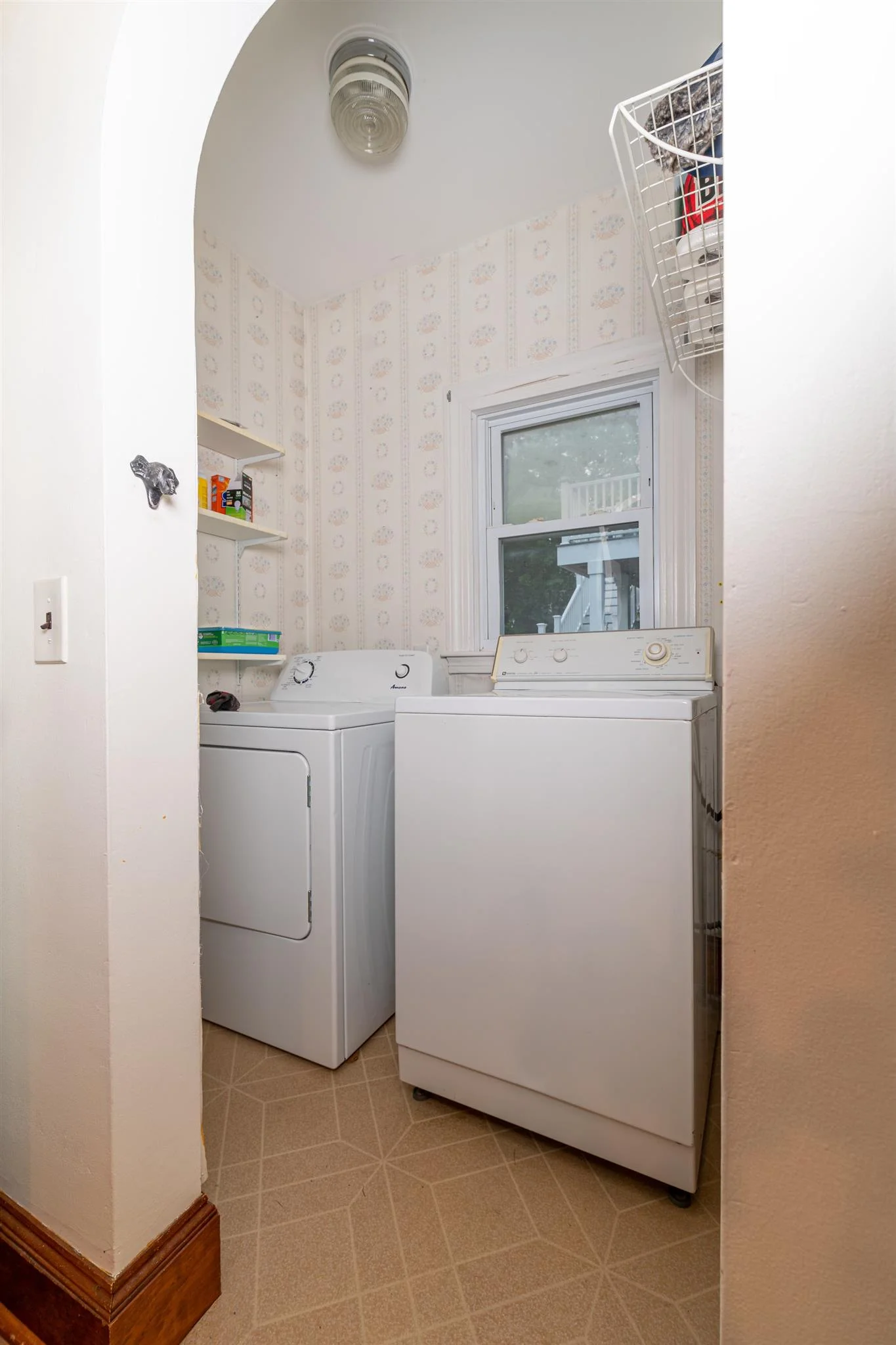 2 bed, 1 bath apartment for rent at 11 Hinckley St Unit 1, Magoun Square — photo 7 of 9