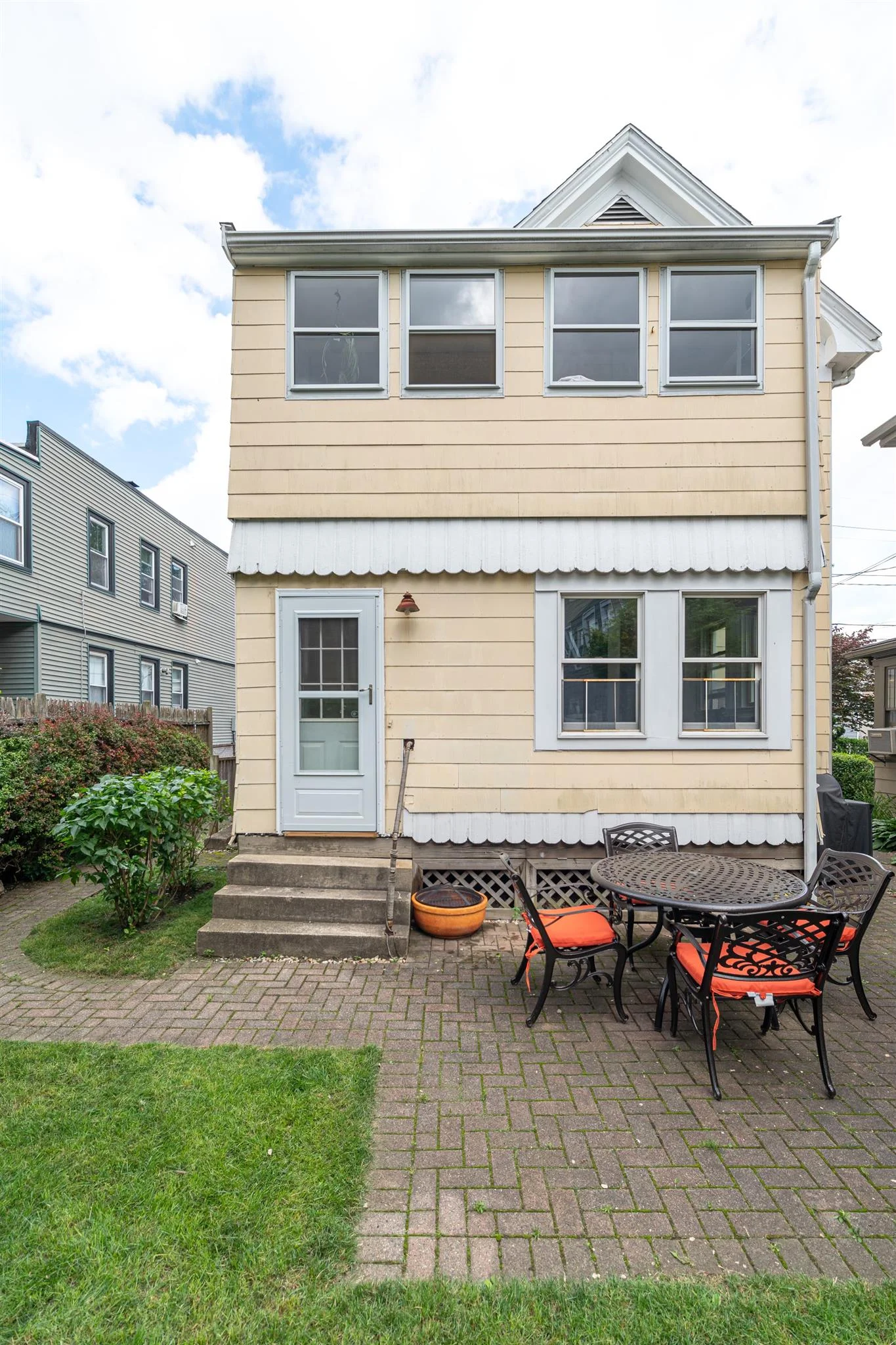 2 bed, 1 bath apartment for rent at 11 Hinckley St Unit 1, Magoun Square — photo 9 of 9