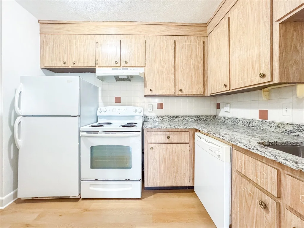 2 bed, 1 bath apartment for rent at 11 Hodges Ave Unit 10, Quincy — photo 6 of 16