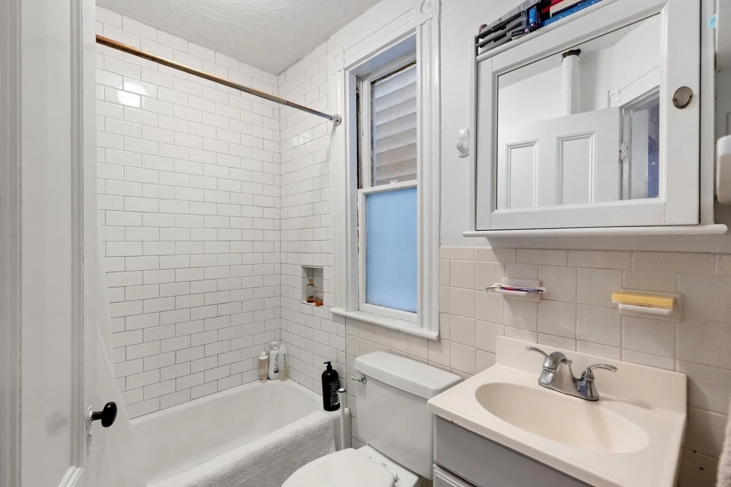 2 bed, 1 bath apartment for rent at 11 Howard St Unit 1, Riverside — photo 5 of 9