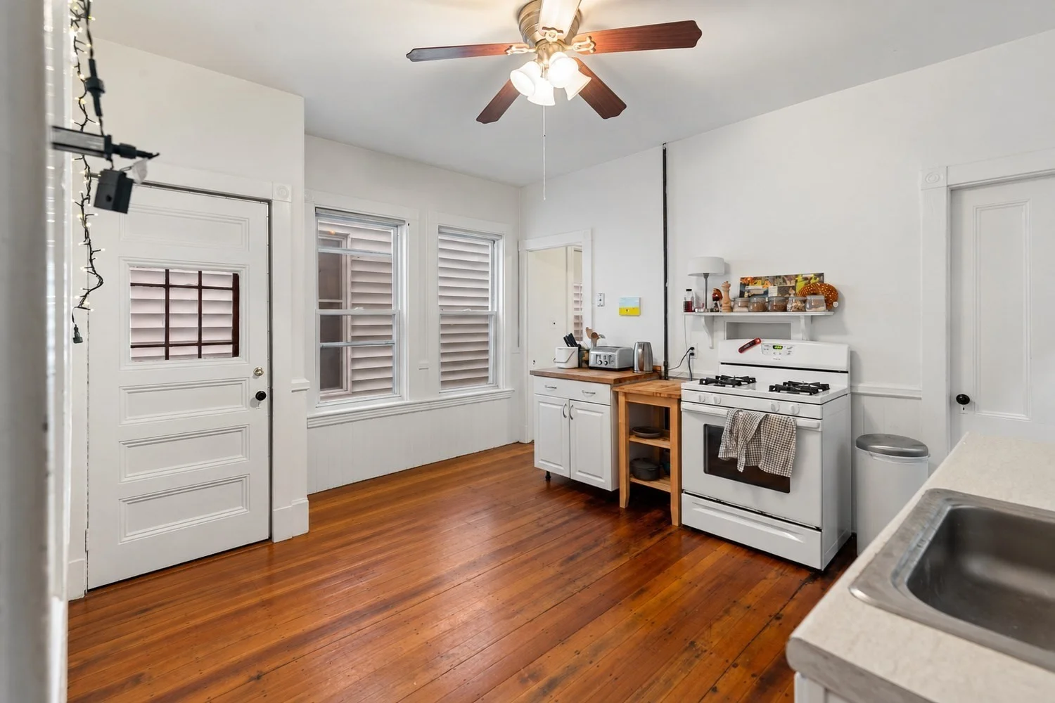 2 bed, 1 bath apartment for rent at 11 Howard St Unit 1, Riverside — photo 2 of 9