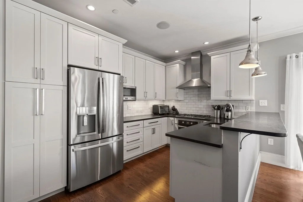 2 bed, 2 bath apartment for rent at 11 Howell St Unit 2, Dorchester — photo 3 of 25