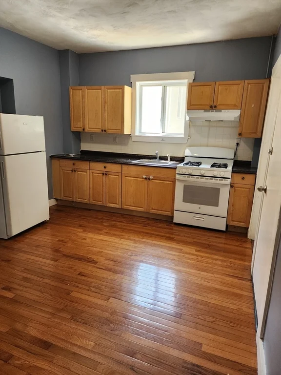 3 bed, 1 bath apartment for rent at 11 Hucthinson Unit 3, Lynn — photo 1 of 5