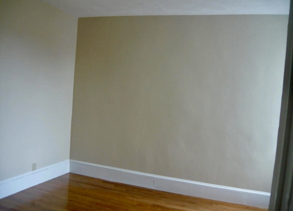 3 bed, 1 bath apartment for rent at 11 Hutchinsons Ct Unit 2, Lynn — photo 3 of 7