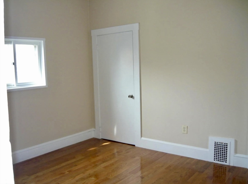 3 bed, 1 bath apartment for rent at 11 Hutchinsons Ct Unit 2, Lynn — photo 4 of 7