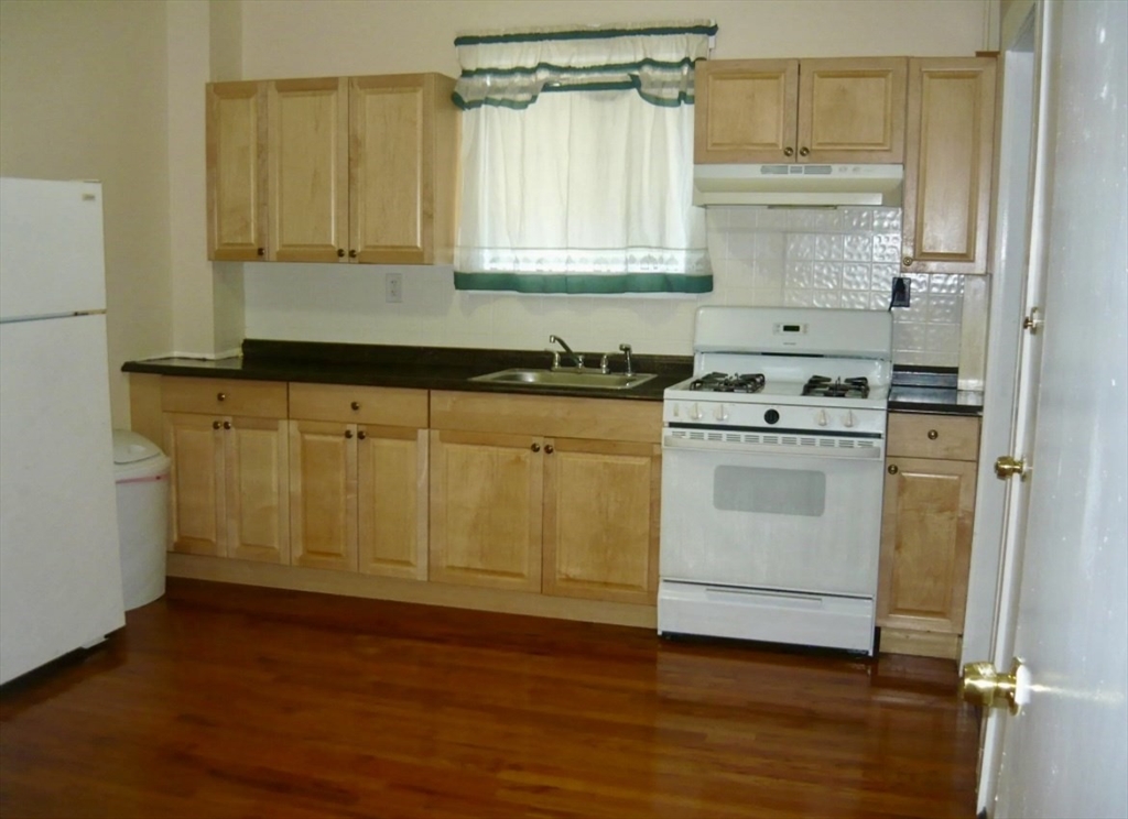 3 bed, 1 bath apartment for rent at 11 Hutchinsons Ct Unit 2, Lynn — photo 2 of 7