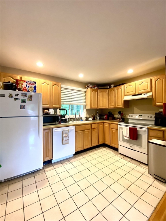 2 bed, 1 bath apartment for rent at 11 Jacqueline Rd Unit F, Waltham — photo 1 of 14
