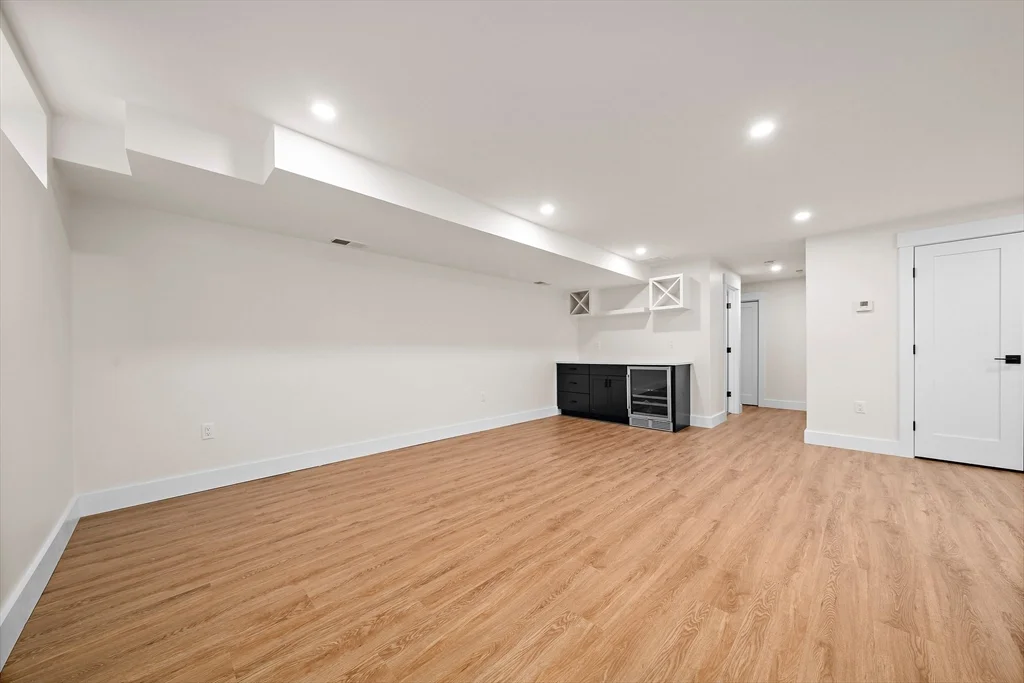 4 bed, 3 bath apartment for rent at 11 Jasset St Unit 11, Nonantum — photo 35 of 42