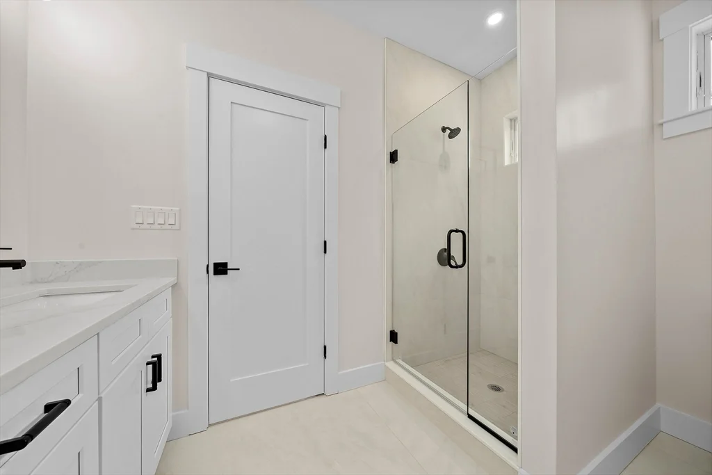 4 bed, 3 bath apartment for rent at 11 Jasset St Unit 11, Nonantum — photo 19 of 42