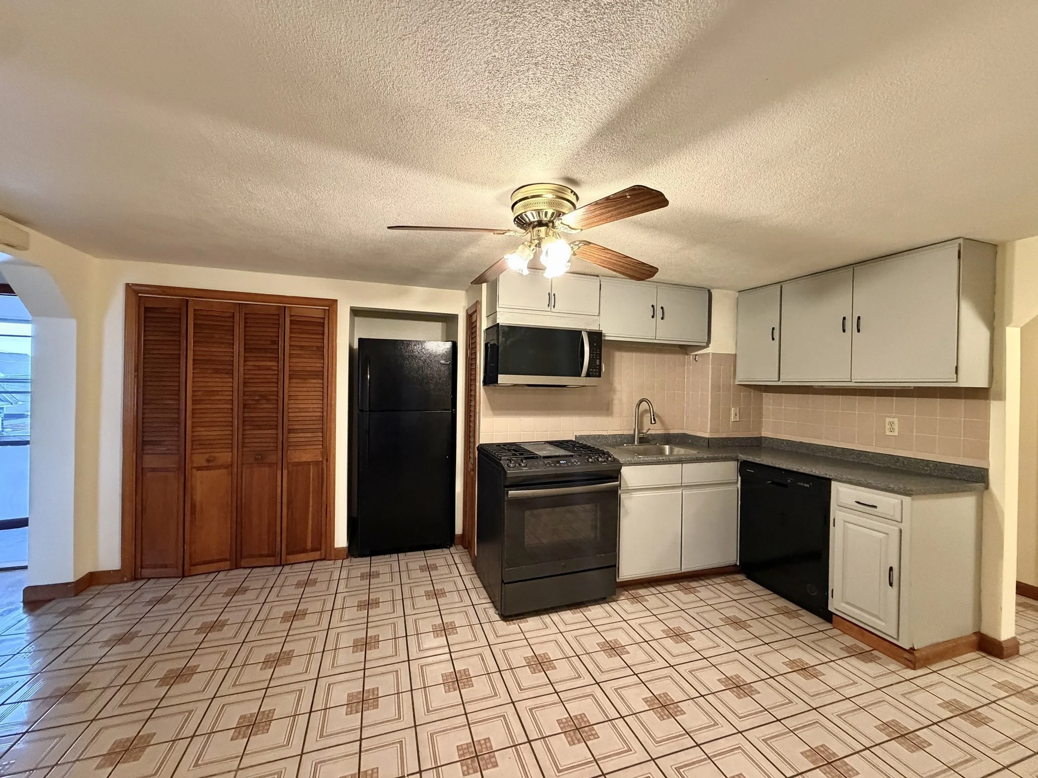 3 bed, 1 bath apartment for rent at 11 Jefferson St Unit 3, Wellington-Harrington