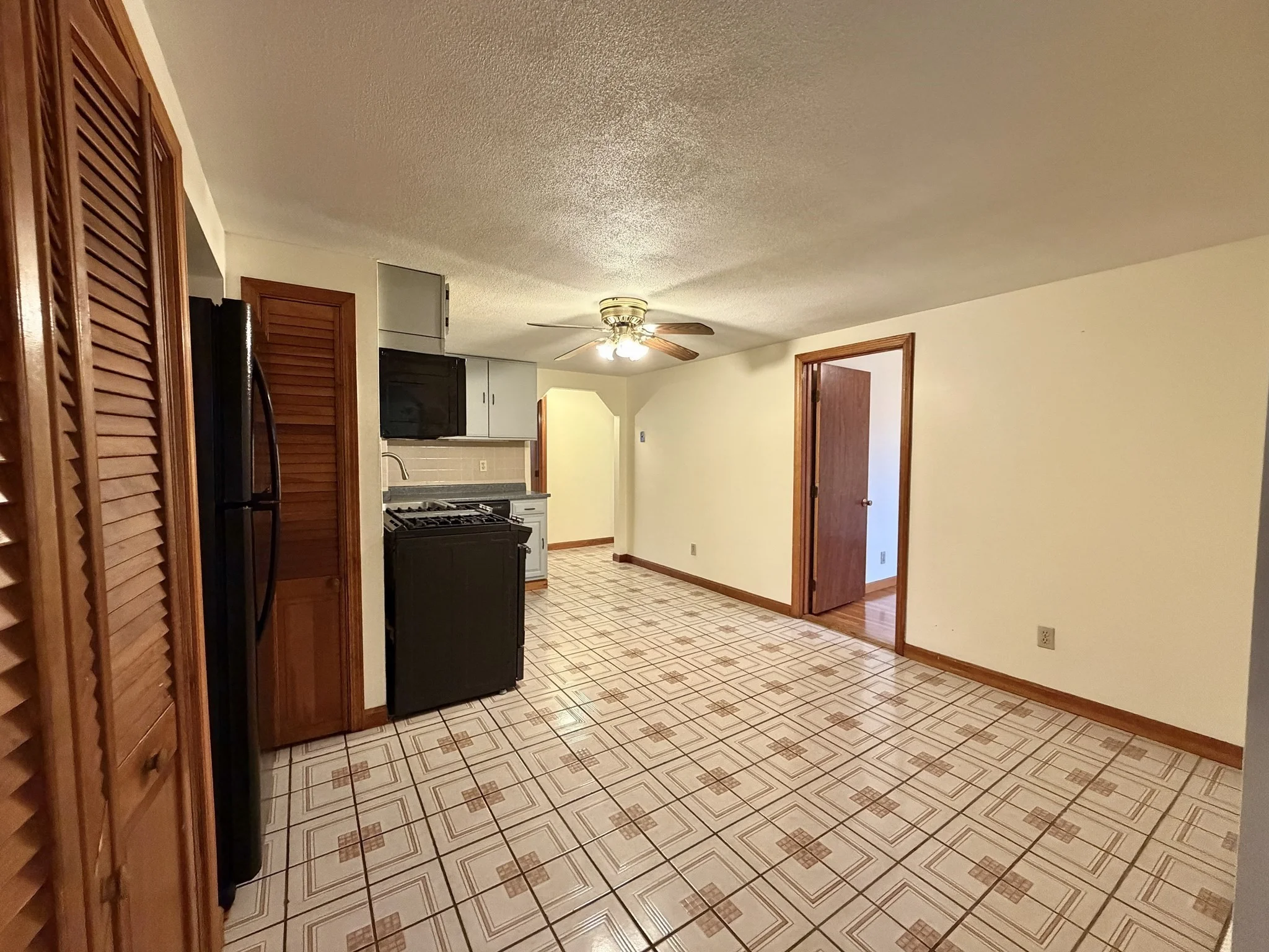 3 bed, 1 bath apartment for rent at 11 Jefferson St Unit 3, Wellington-Harrington — photo 2 of 13