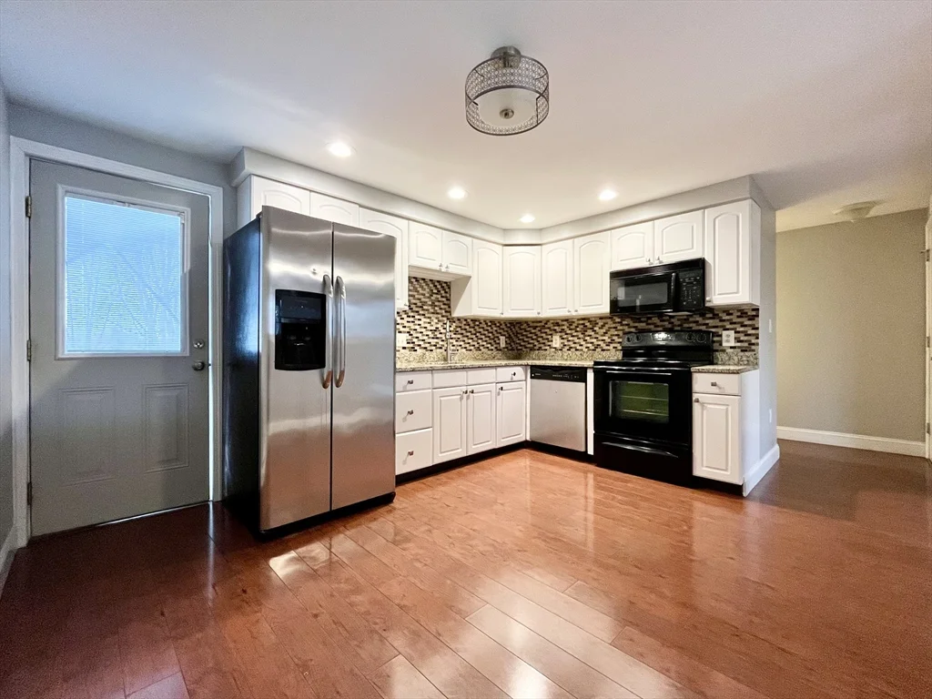 2 bed, 1 bath apartment for rent at 11 Jones Landing Unit B, Walpole — photo 5 of 18
