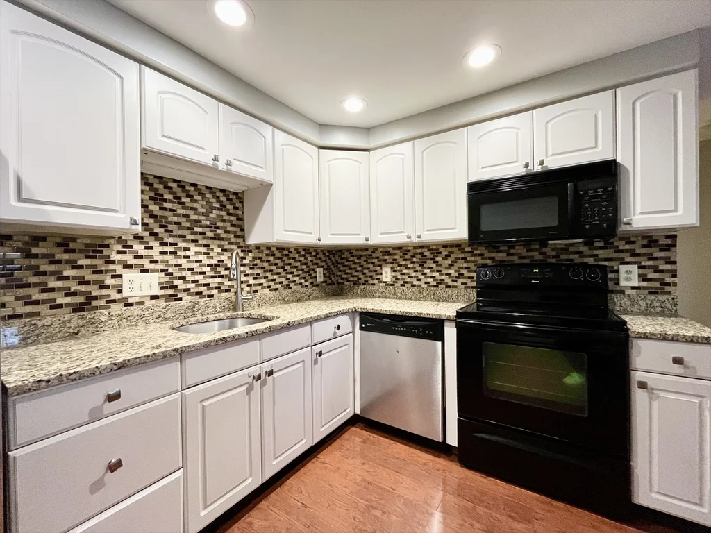 2 bed, 1 bath apartment for rent at 11 Jones Landing Unit B, Walpole — photo 6 of 18