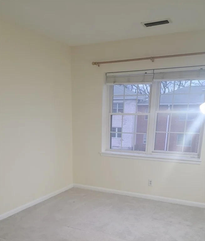 2 bed, 1 bath apartment for rent at 11 Lakeshore Ct Unit 4, Oak Square — photo 4 of 6