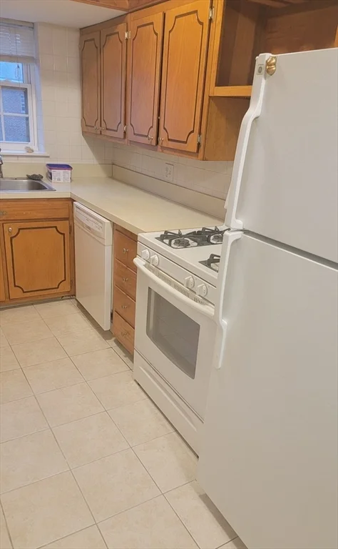 2 bed, 1 bath apartment for rent at 11 Lakeshore Ct Unit 4, Oak Square — photo 3 of 6