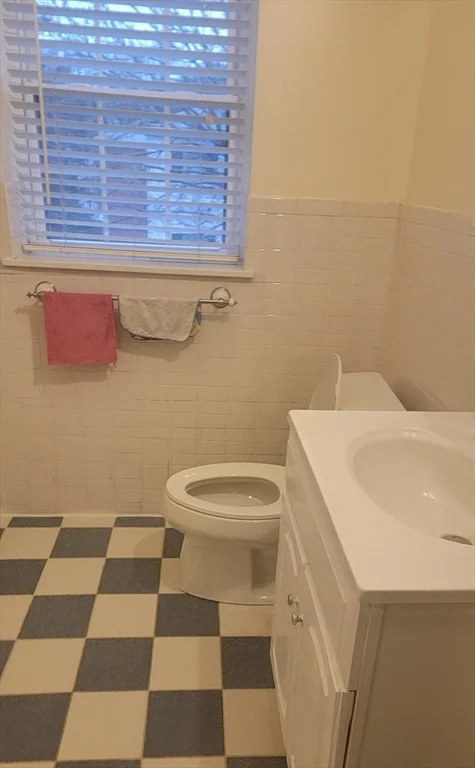 2 bed, 1 bath apartment for rent at 11 Lakeshore Ct Unit 4, Oak Square — photo 5 of 6