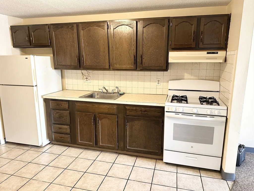 1 bed, 1 bath apartment for rent at 11 Lancelot Ct Unit 4, Salem — photo 3 of 5
