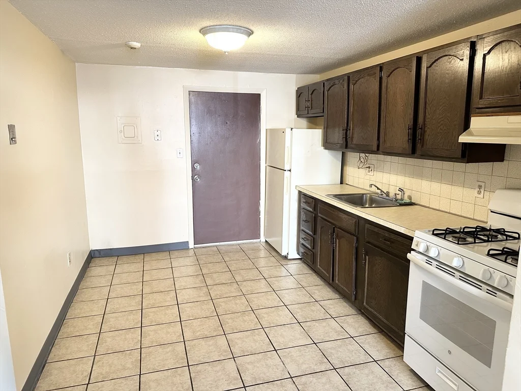 1 bed, 1 bath apartment for rent at 11 Lancelot Ct Unit 4, Salem — photo 4 of 5