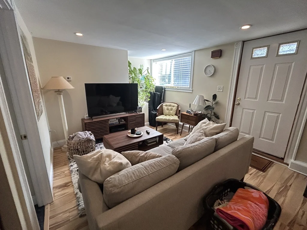 1 bed, 1 bath apartment for rent at 11 Main St Unit 0, Woburn — photo 3 of 8