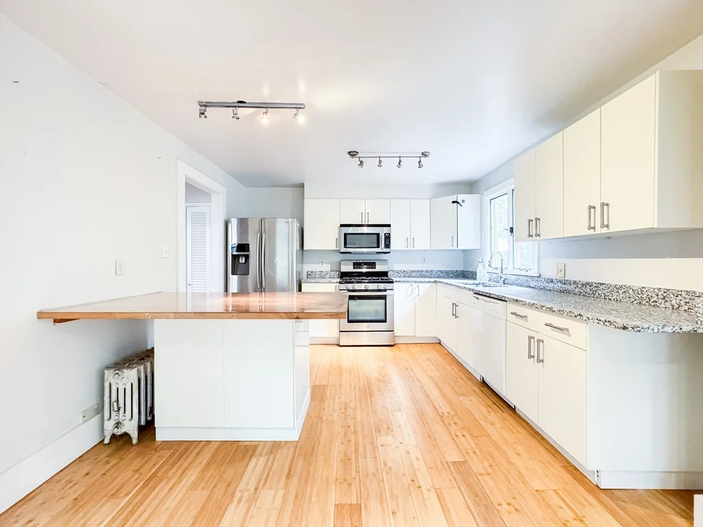 4 bed, 2 bath apartment for rent at 11 Maple Cir Unit 11, Newton — photo 8 of 29