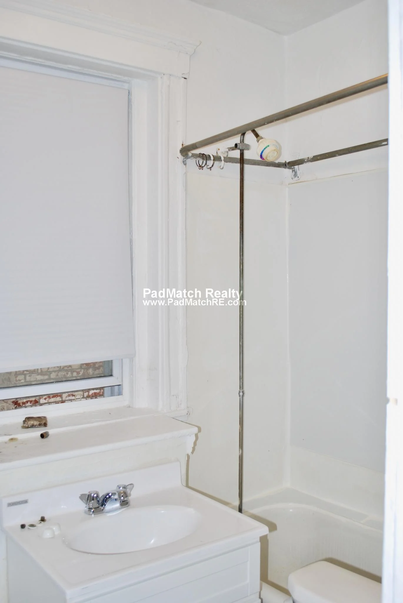 3 split bed, 1 bath apartment for rent at 11 Mount Hood Rd Unit 4, Brighton — photo 6 of 17