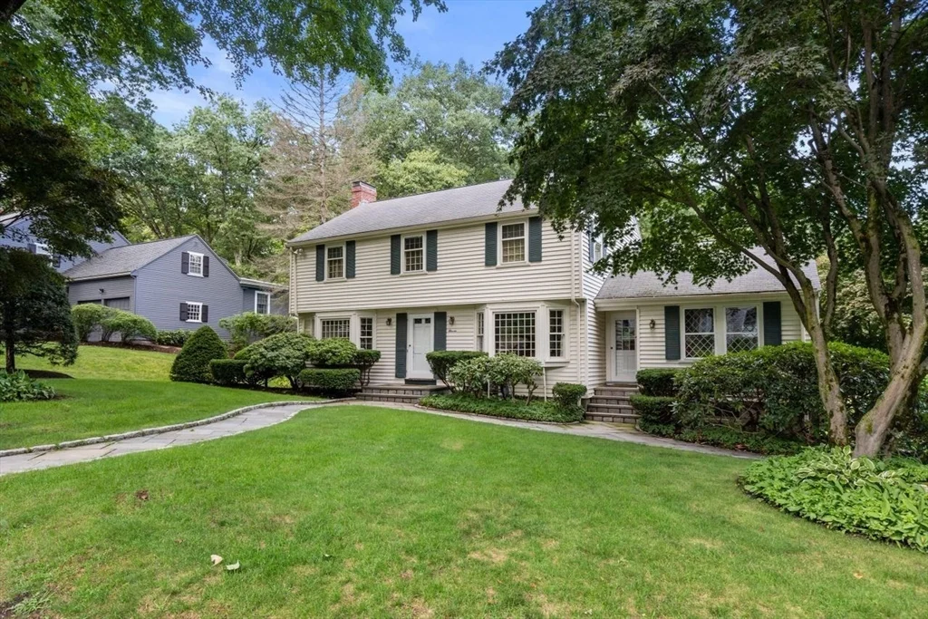 4 bed, 2 bath apartment for rent at 11 Nantucket Rd Unit 11, Wellesley — photo 2 of 23