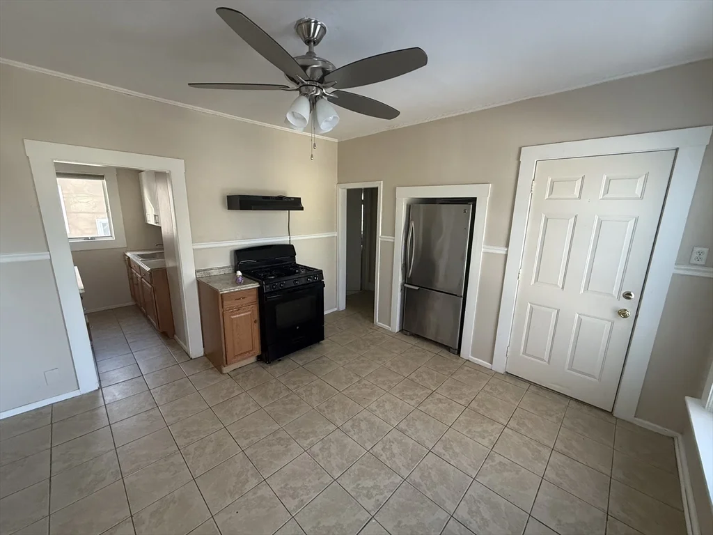 2 bed, 1 bath apartment for rent at 11 New Hampshire Ave Unit 2, Haverhill — photo 2 of 14