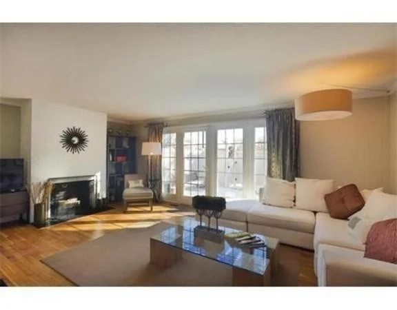 2 bed, 1 bath apartment for rent at 11 Oak St Unit 2, Wellesley