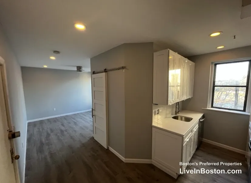 Studio bed, 1 bath apartment for rent at 11 Park Dr Unit 32, Fenway — photo 4 of 12