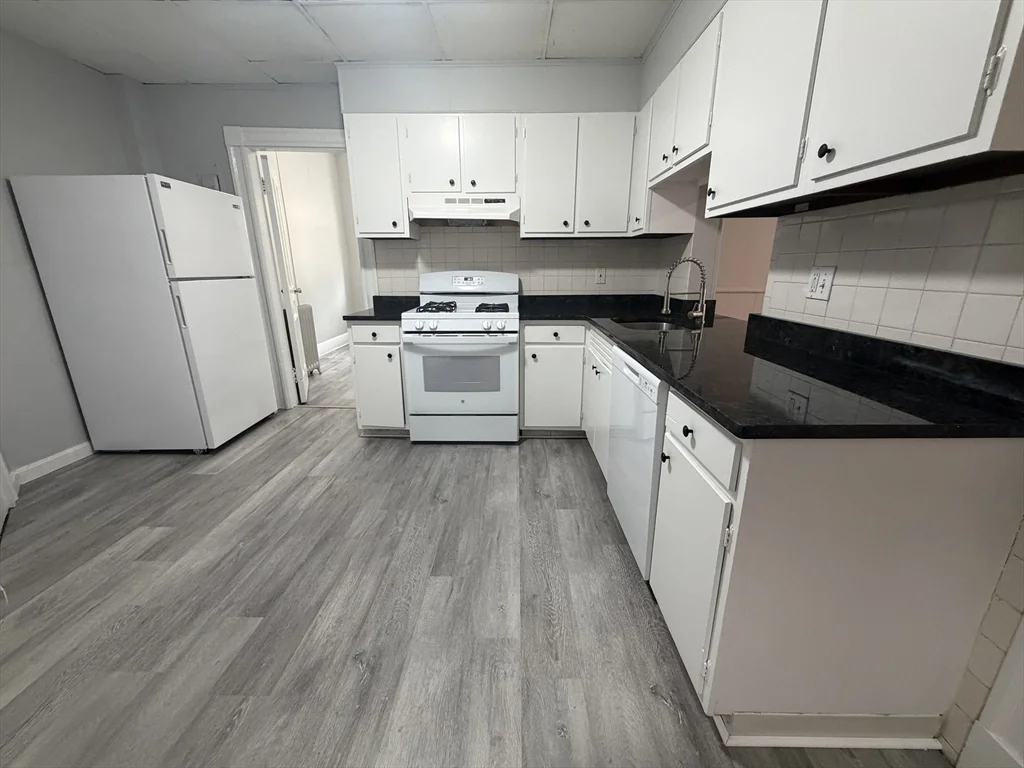 5 bed, 2 bath apartment for rent at 11 Park St Unit 6, Coolidge Corner — photo 3 of 21