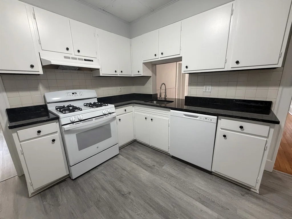 5 bed, 2 bath apartment for rent at 11 Park St Unit 6, Coolidge Corner — photo 4 of 21